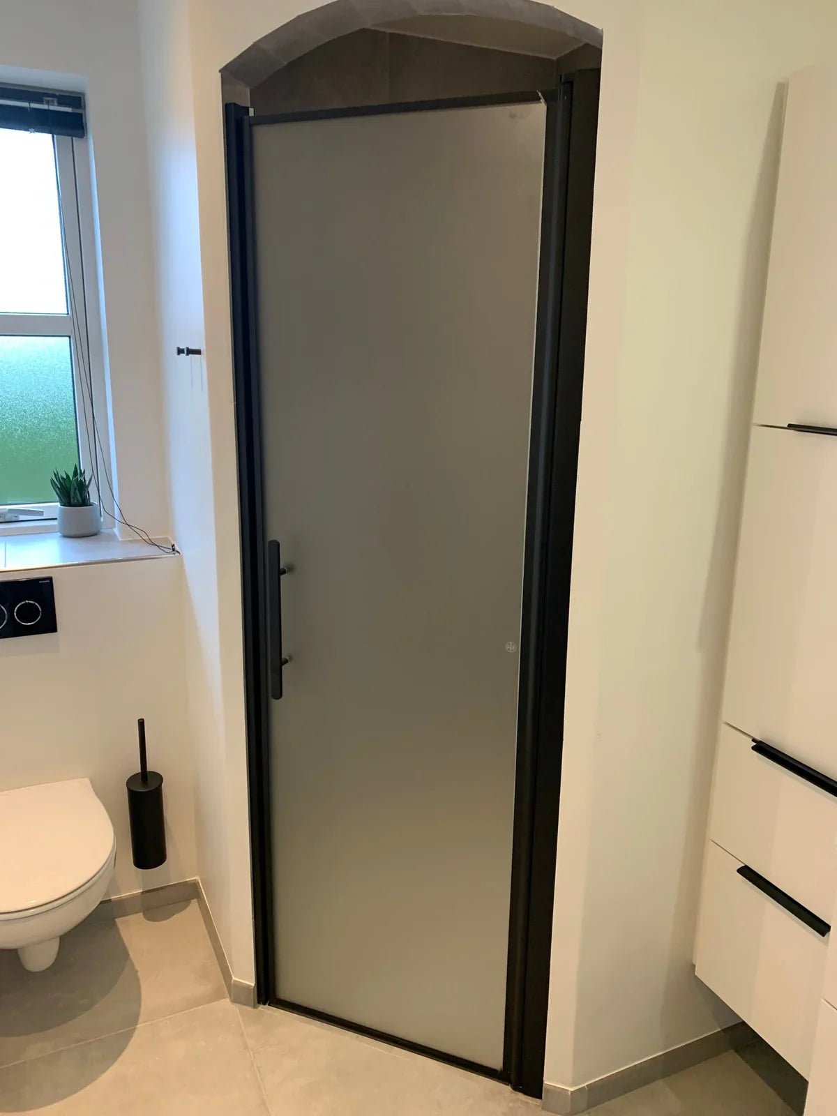 Vänern Niche Duschdörr, Frostat Glas, Svart Profil - Nischduschar - BATH DELUXE - PRESTIGE - 38 - 070 - 00 - 55 - 00 - BATHDELUXE SWEDEN