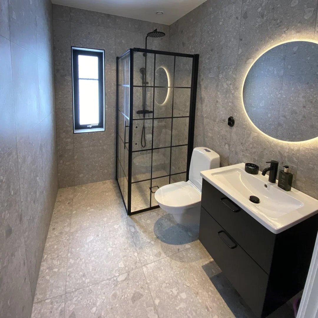 Vänern Duschhörn, Dörr + Vägg, Klarglas med Spröjs, Svart Profil - Duschhörna - BATH DELUXE - PRESTIGE - 40 - 108 - 00 - 59 - 00 - BATHDELUXE SWEDEN