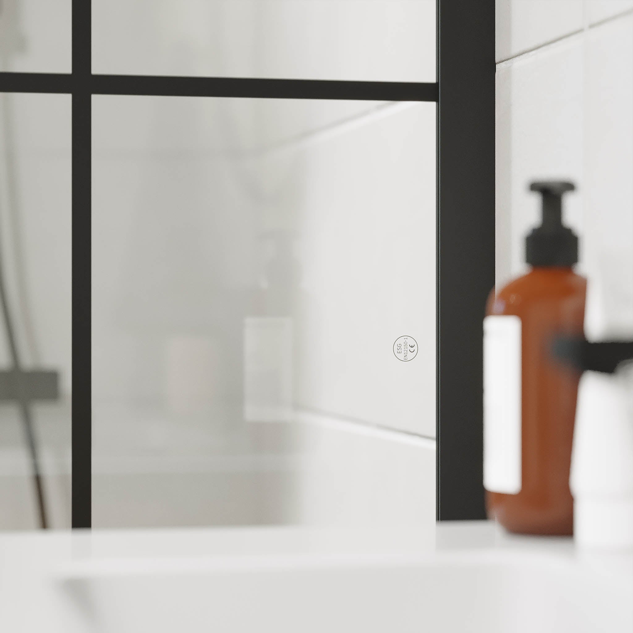 Sandefjord Duschhörn, Dörr + Vägg, Klarglas med Spröjs, Svart Profil - Duschhörna - BATH DELUXE - EXCLUSIVE - 42 - 090 - 09 - 02 - 00 - BATHDELUXE SWEDEN