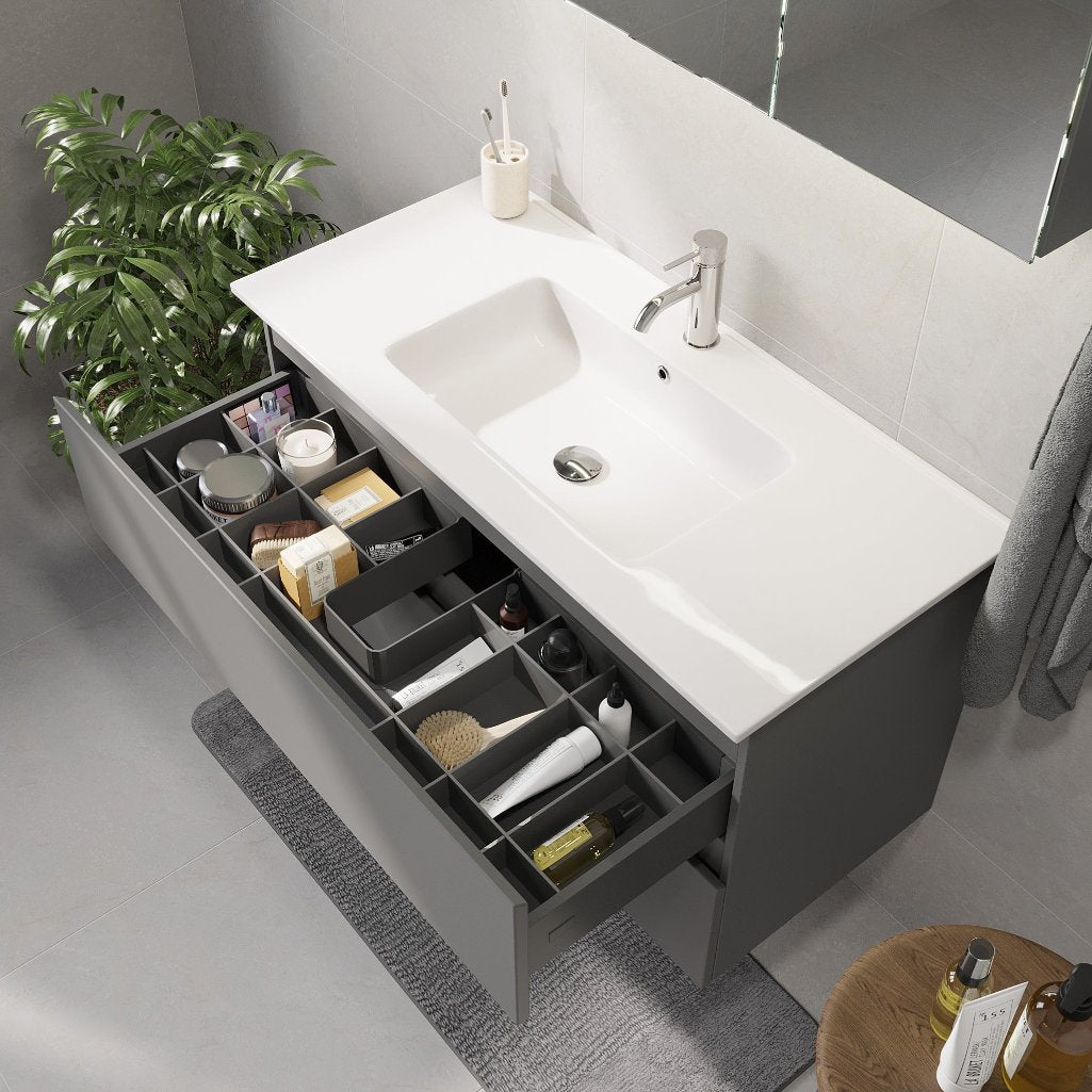 Badrumsmöbel med klassisk integrerad front - 120x46x57 cm - Matt grå - Porslin tvättställ - Saltnes - Tvättställsskåp - Bath Deluxe - 73-120-50-03-42 - BATHDELUXE SWEDEN