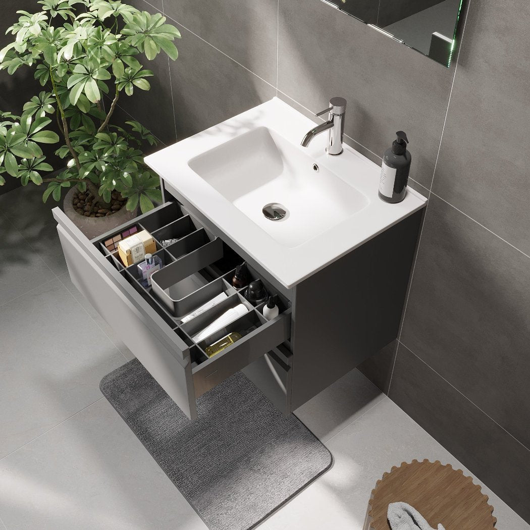 Badrumskommod med modern integrerad front - 60x46x57 cm - Matt grå - Porslin tvättställ - Klokkarvik - Tvättställsskåp - Bath Deluxe - 74-060-01-03-00 - BATHDELUXE SWEDEN