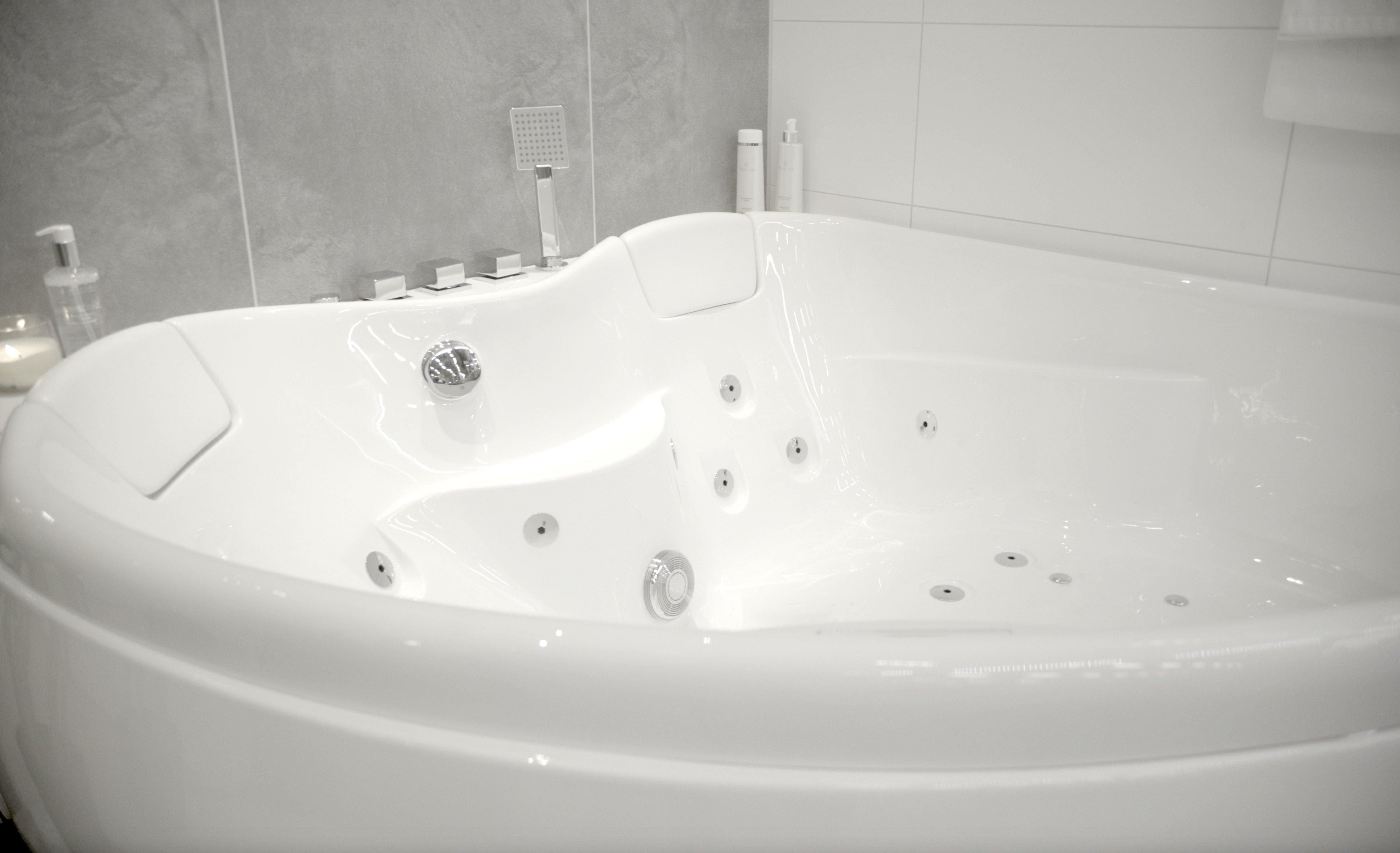 Bubbelbadkar Ærø Duo, Exclusive - Bubbelbadkar - _pdf:whirlpools_EXCLUSIVE_neutral-manual.pdf:2:Download manual, _usp:10_year_warranty.svg:10 ÅRS GARANTI, _usp:Bluetooth.svg:BLUETOOTH, _usp:Exclusive.svg:EXCLUSIVE, _usp:Massage.svg:MASSAGEFUNKTION, _vendor:bda-living.png, Exclusive, Forside, Hjørne spabad, Ærø - HomeTomato Sweden