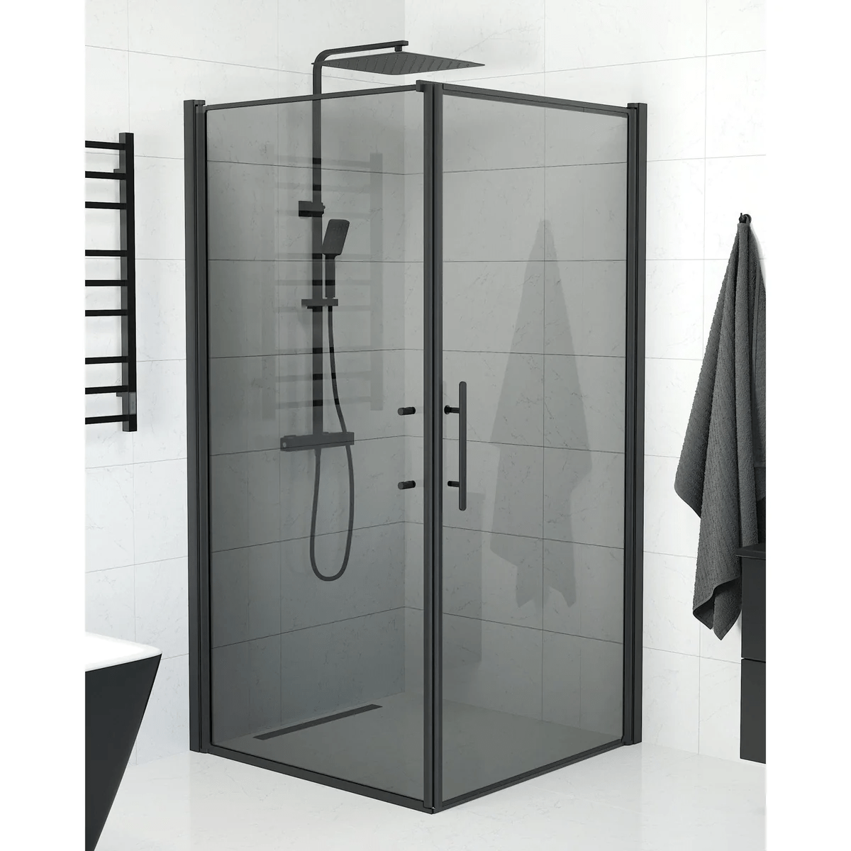 Vänern Duschhörn, Dörr + Vägg, Rökfärgat Glas, Svart Profil - Duschhörna - BATH DELUXE - PRESTIGE - 40 - 101 - 00 - 56 - 00 - BATHDELUXE SWEDEN