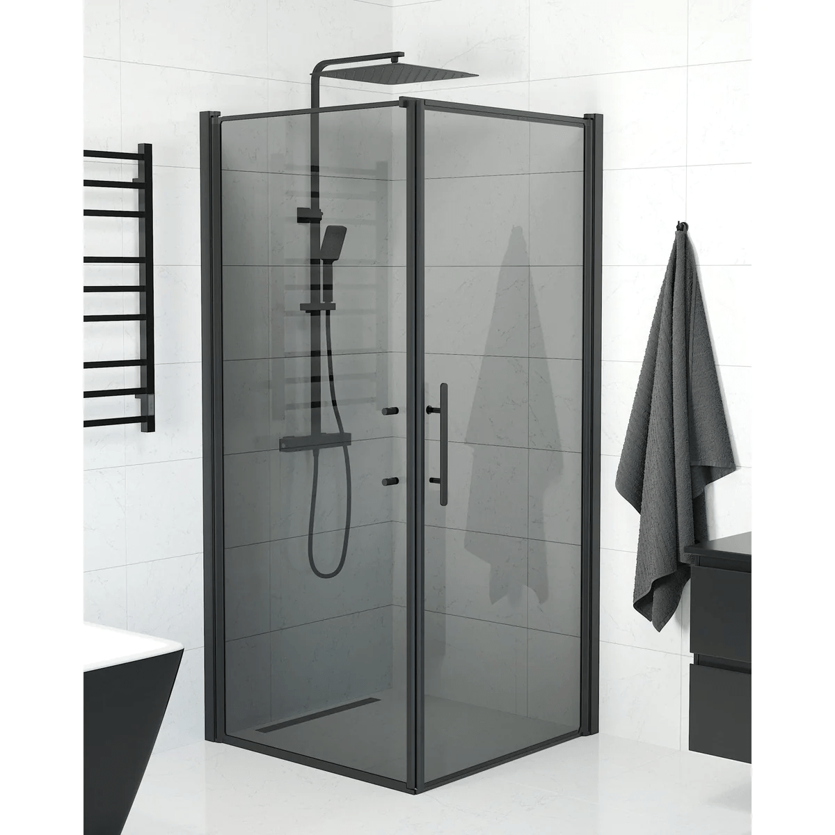 Vänern Duschhörn, Dörr + Vägg, Rökfärgat Glas, Svart Profil - Duschhörna - BATH DELUXE - PRESTIGE - 40 - 909 - 00 - 56 - 00 - BATHDELUXE SWEDEN