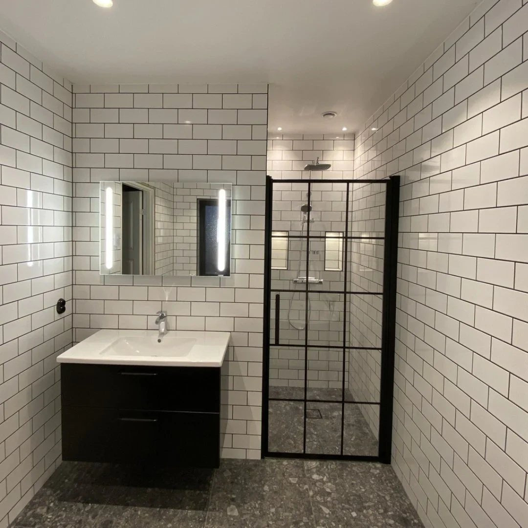 Vänern Niche Duschdörr, Klarglas med Spröjs, Svart Profil - Nischduschar - BATH DELUXE - PRESTIGE - 38 - 070 - 00 - 59 - 00 - BATHDELUXE SWEDEN