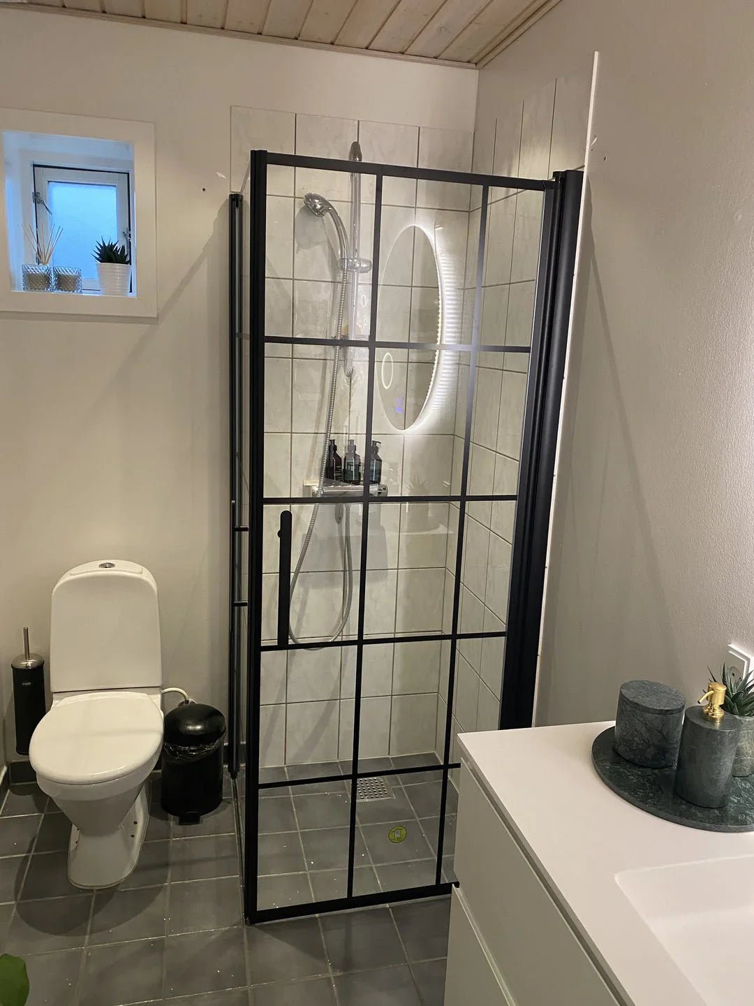 Vänern Duschhörn, Dörr + Vägg, Klarglas med Spröjs, Svart Profil - Duschhörna - BATH DELUXE - PRESTIGE - 40 - 108 - 00 - 59 - 00 - BATHDELUXE SWEDEN