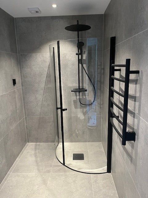 Duschhörna halvrund 90x90x190 cm - 5 mm klarglas - svart profil - Tulsa - Duschhörn - BATH DELUXE - BASIC - 42-090-10-02-02 - BATHDELUXE SWEDEN
