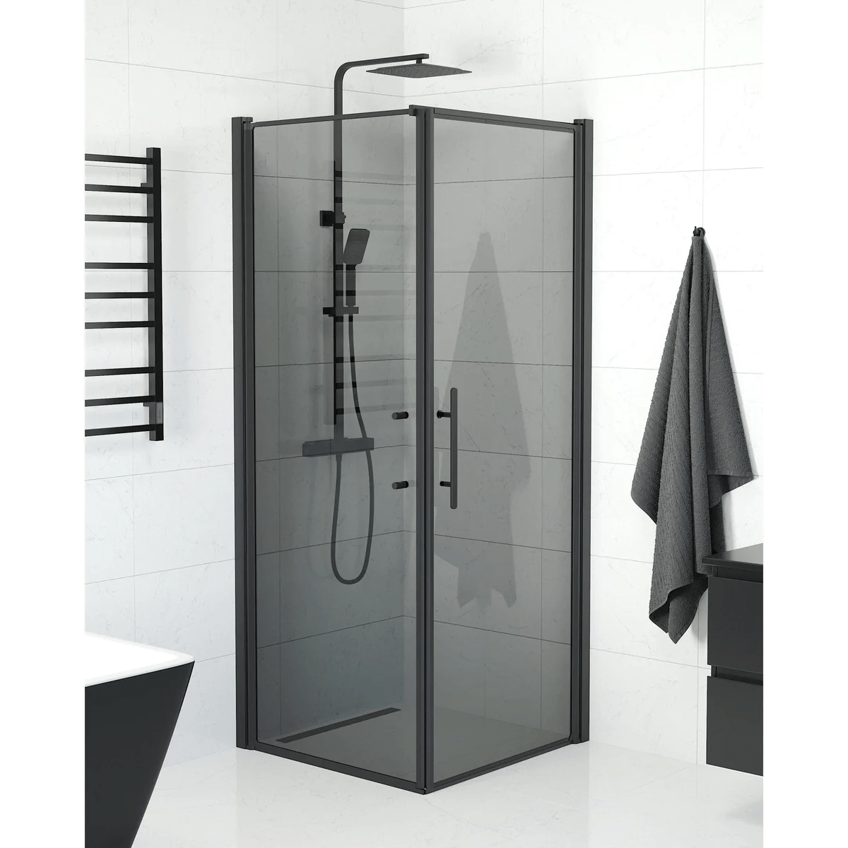 Vänern Duschhörn, Dörr + Vägg, Rökfärgat Glas, Svart Profil - Duschhörna - BATH DELUXE - PRESTIGE - 40 - 808 - 00 - 56 - 00 - BATHDELUXE SWEDEN